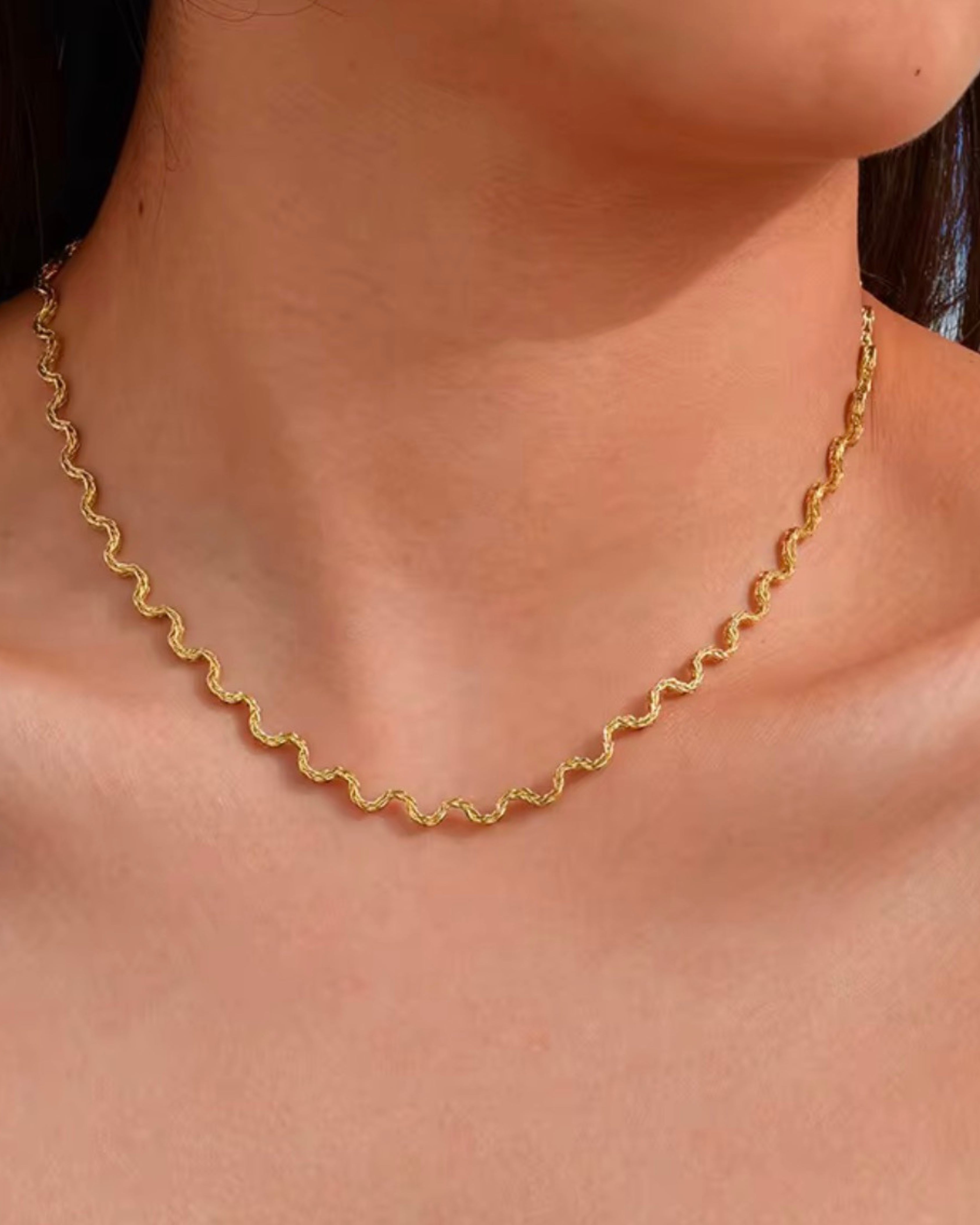 The Curved Necklace