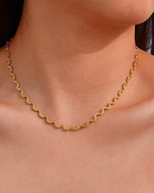 The Curved Necklace